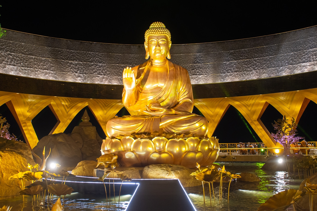 An vị tôn tượng Đức Phật Câu Na Hàm Mâu Ni cao hơn 7m trên đỉnh núi Bà Đen