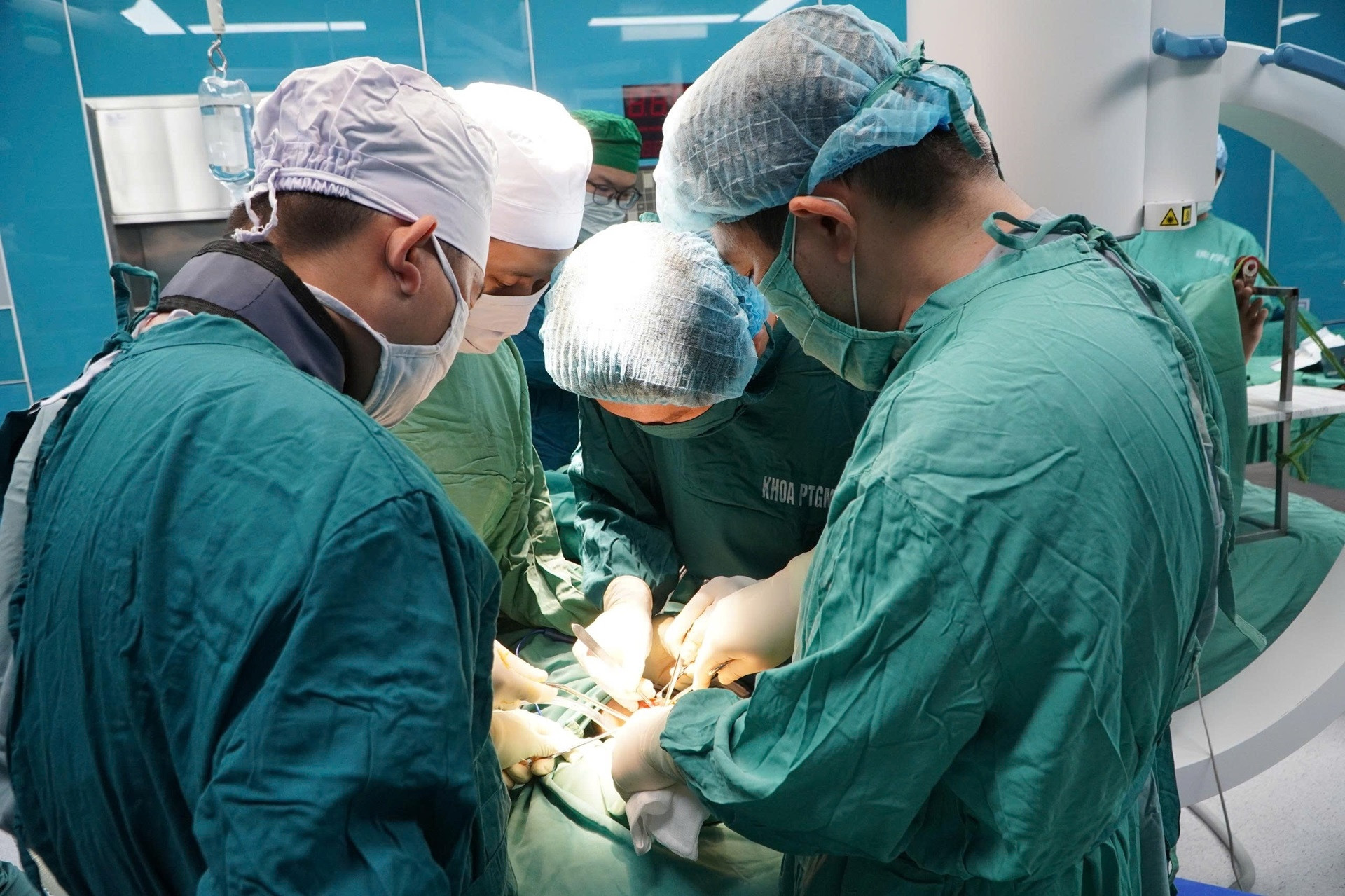 Bác sĩ 2 bệnh viện ở TPHCM phẫu thuật cứu bệnh nhân đa chấn thương do tai nạn