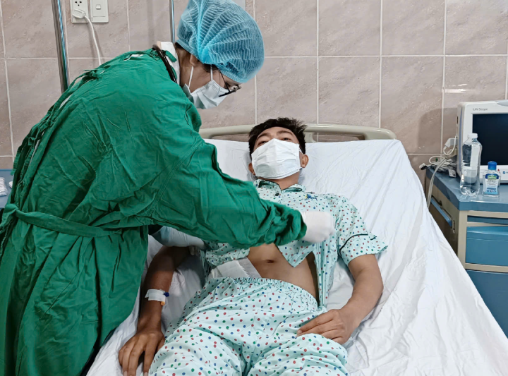 Bác sĩ kiểm tra vết mổ (1).png