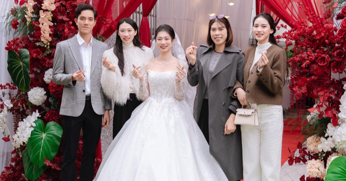 Bích Tuyền và dàn sao bóng chuyền dự đám cưới c...