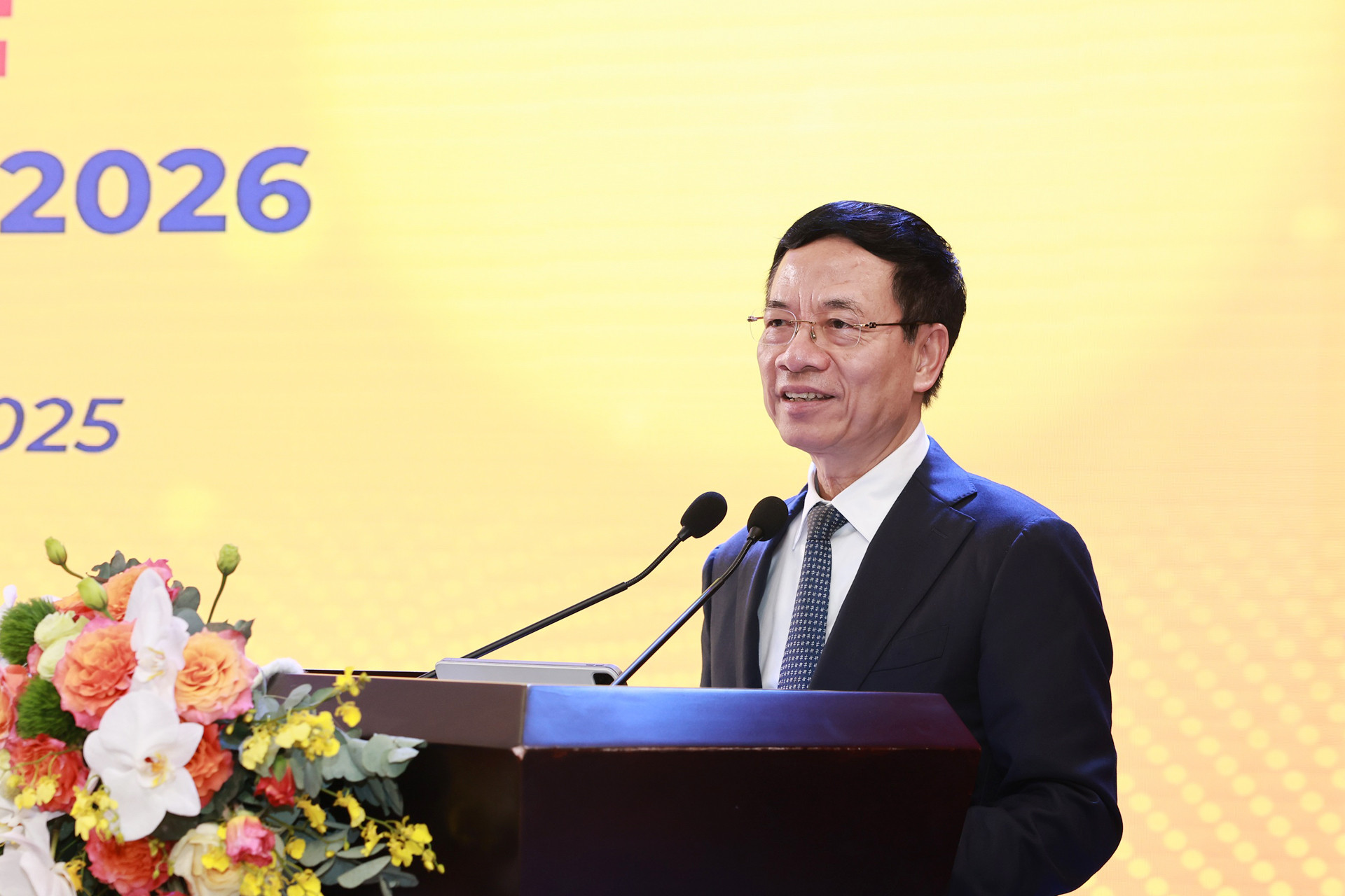 Bo truong Bo KHCN Nguyen Manh Hung.JPG