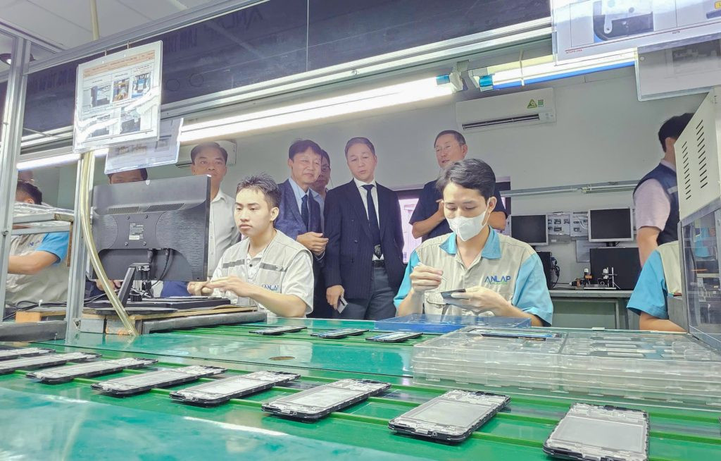 Các đại biểu trực tiếp tham quan và chứng kiến những thay đổi sau quá trình tham gia dự án nhà máy thông minh của doanh nghiệp 1 1024x654.jpg