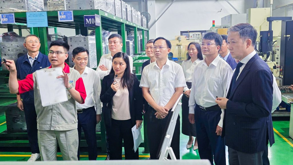 Các đại biểu trực tiếp tham quan và chứng kiến những thay đổi sau quá trình tham gia dự án nhà máy thông minh của doanh nghiệp 2 1024x577.jpg