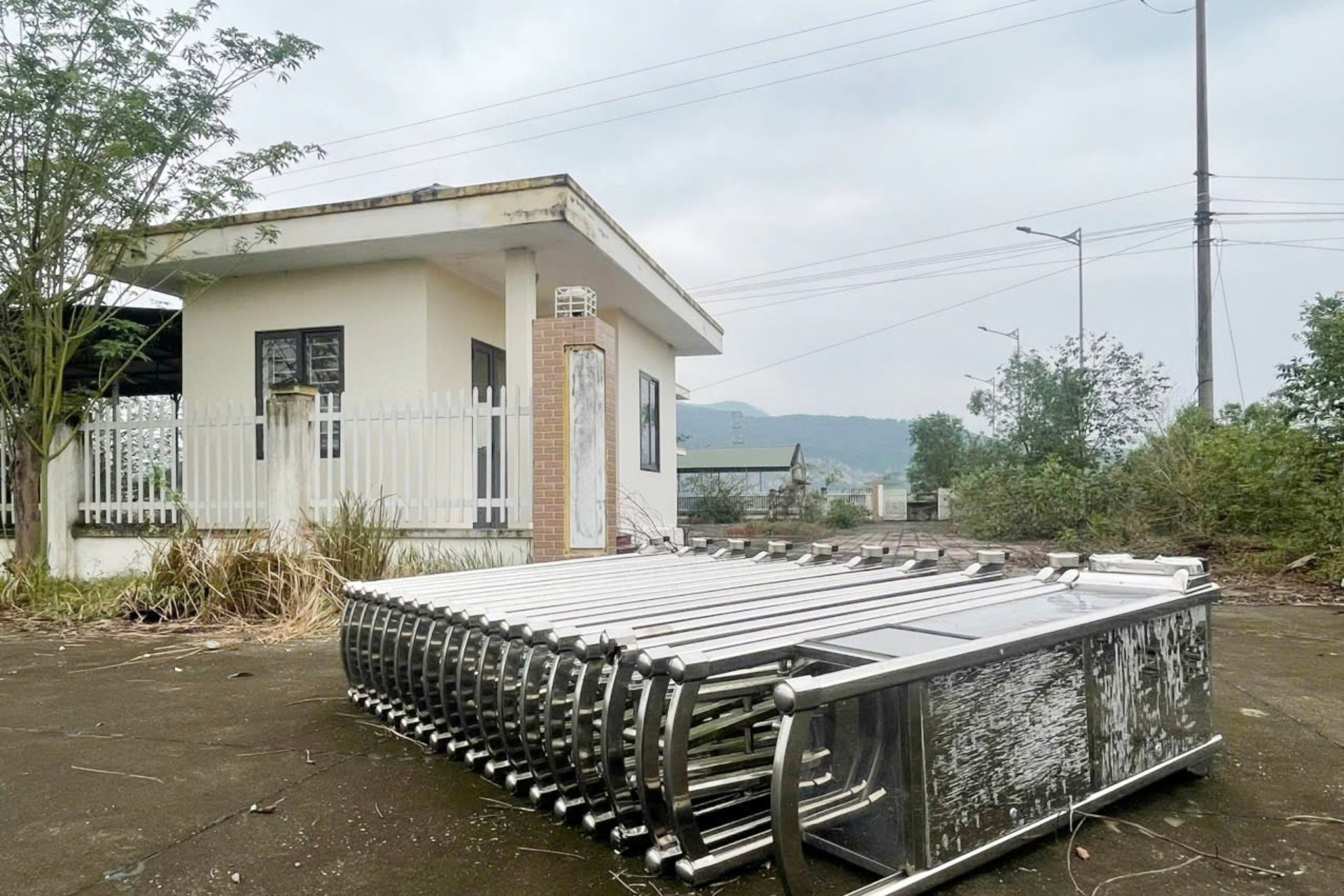 Cảnh hoang tàn ở trạm kiểm dịch tiền tỷ xây xong bỏ hoang vì... không có đường vào