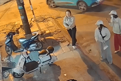 Công an mời làm việc nhóm phụ nữ cắt tiền, rải muối trước cửa hàng ở Ninh Bình