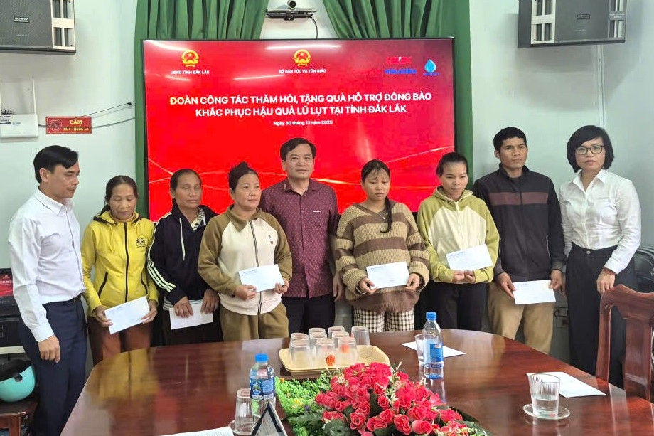 Đoàn công tác của Bộ Dân tộc và Tôn giáo thăm người dân vùng lũ Đắk Lắk, Gia Lai