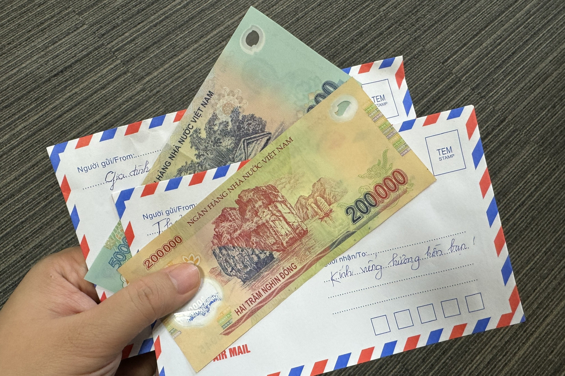 Gia đình trí thức gửi 2 phong bì phúng điếu, cả nhà thông gia nghèo xôn xao