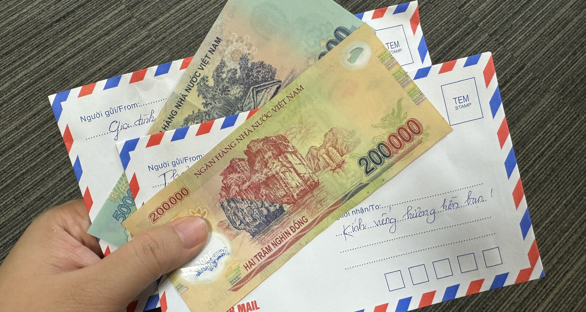 Gia đình trí thức gửi 2 phong bì phúng điếu, cả...