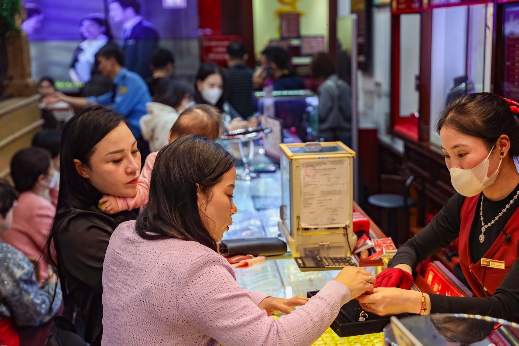 Giá vàng 'rơi tự do' 3-4 triệu đồng chỉ sau một đêm, lời cảnh báo với nhà đầu tư