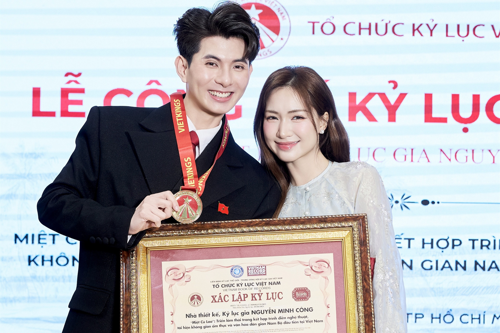 Hòa Minzy chúc mừng NTK 9X lập kỷ lục, Thoa Trần lập kỷ lục nhờ áo dài