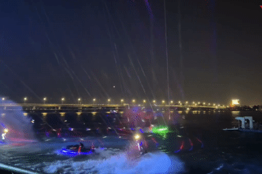 Mãn nhãn ‘vũ điệu nước’ trên sông Đồng Nai về đêm, du khách chen chân xem