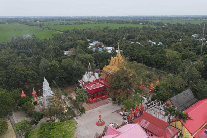 Miệt mài công tác dạy chữ viết Khmer cho các sư tăng trong chùa ở Cần Thơ