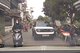 Nam tài xế đi VinFast VF 3 dừng xe ngang ngược để... mua xôi