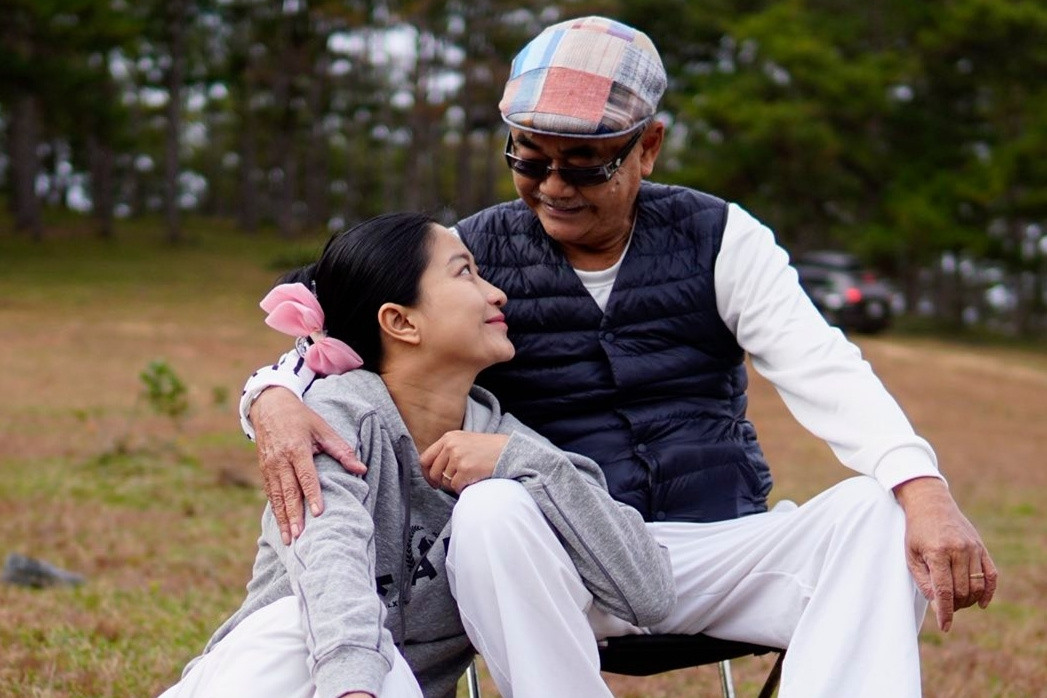 NSND Việt Anh tình tứ bạn gái kém 36 tuổi, hoa hậu Ngô Phương Lan như 'chủ tiệm vàng'