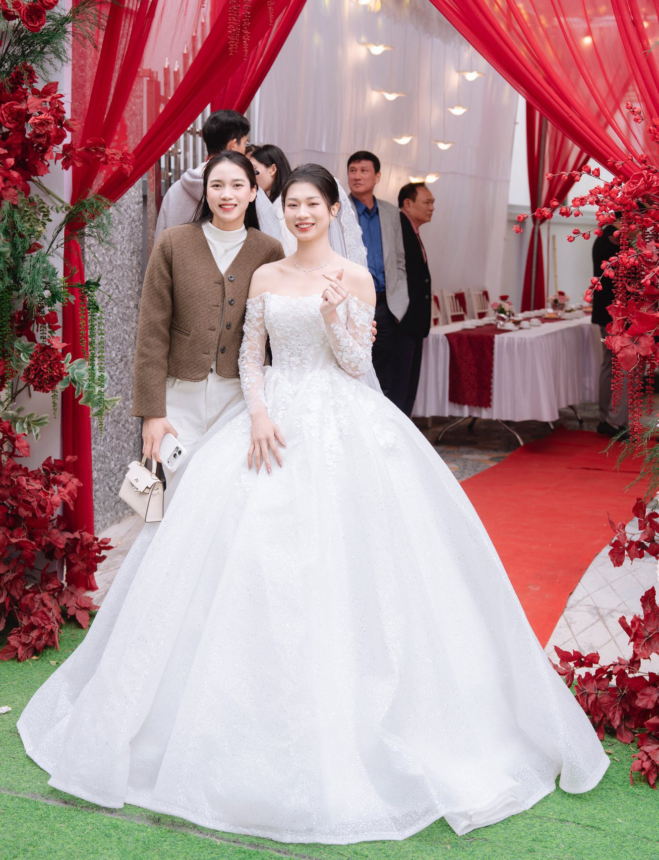 Bích Tuyền và dàn sao bóng chuyền dự đám cưới của Phạm Hiền pham thi hien cuoi 3.jpg