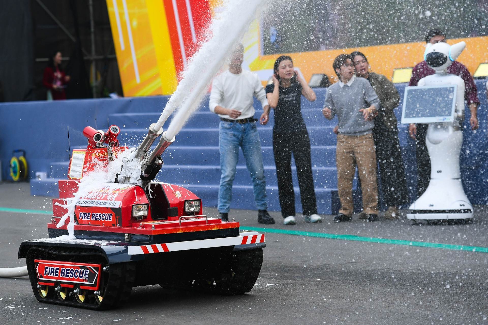 Robot chữa cháy, UAV cứu hộ cứu nạn gây ấn tượng tại triển lãm Make in Viet Nam