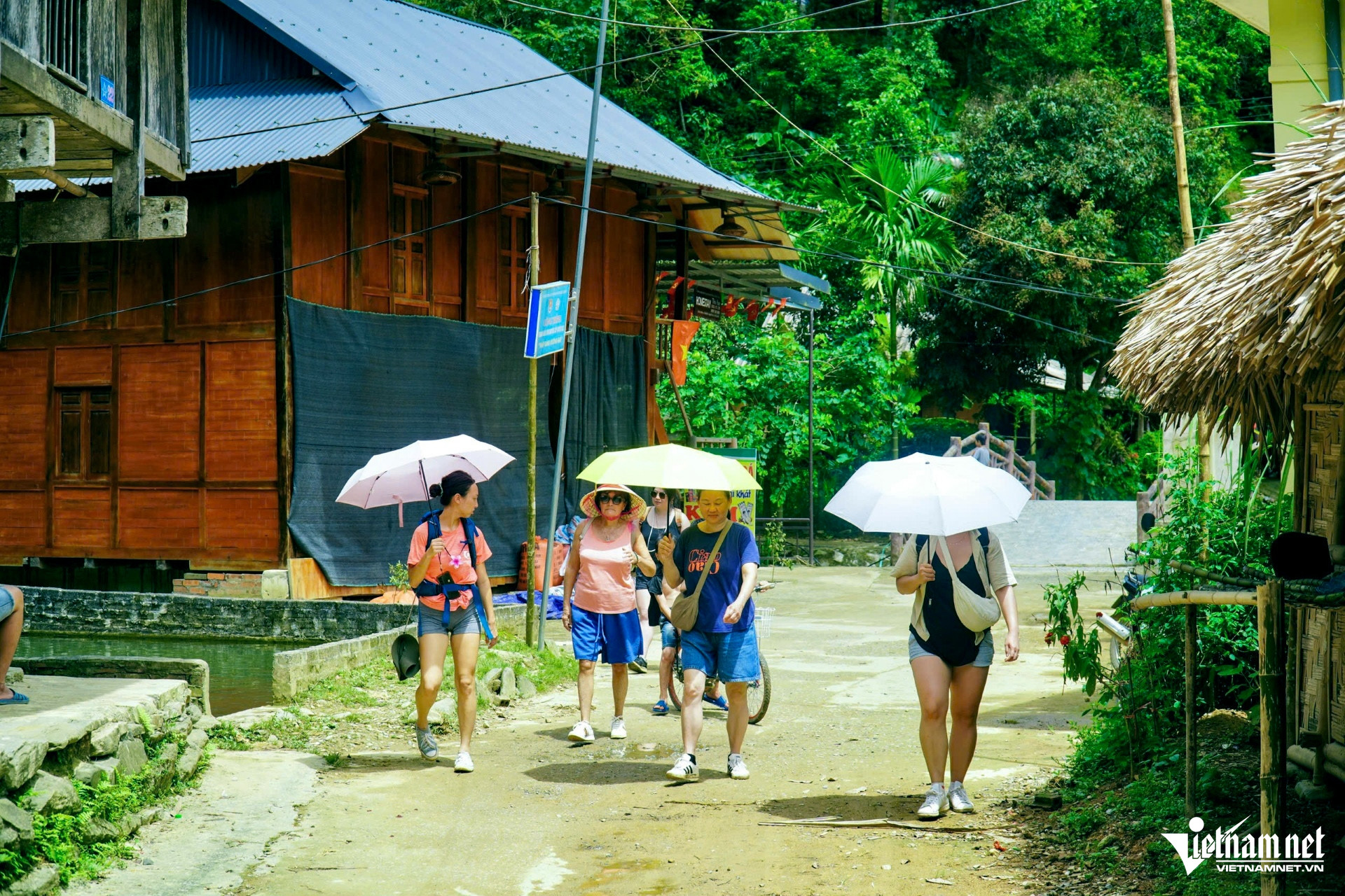 W-a3Bản nghèo về đích nông thôn mới.jpg