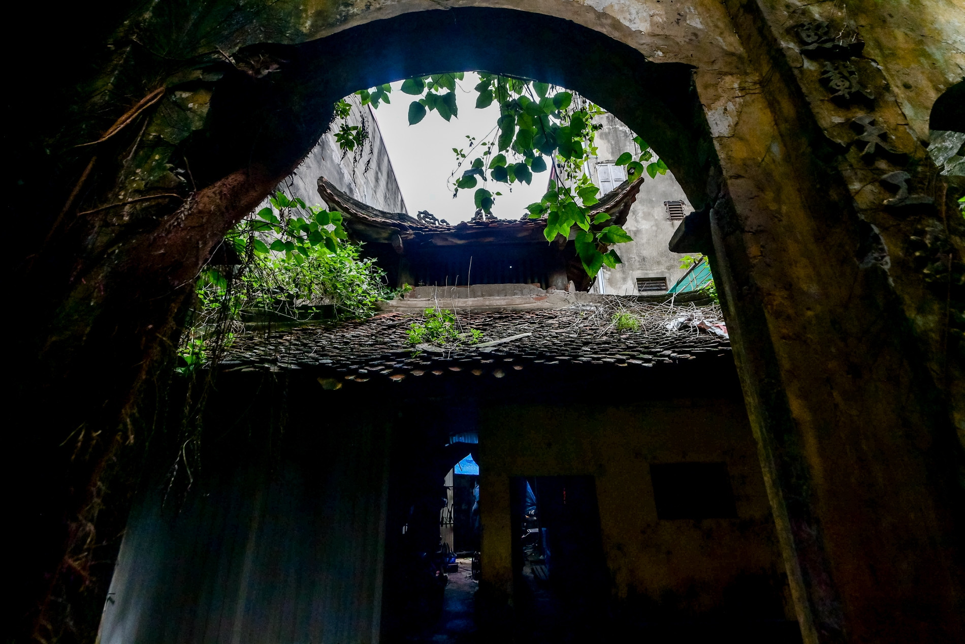 Xót xa đền thờ trăm năm hoang phế, cỏ dại um tùm