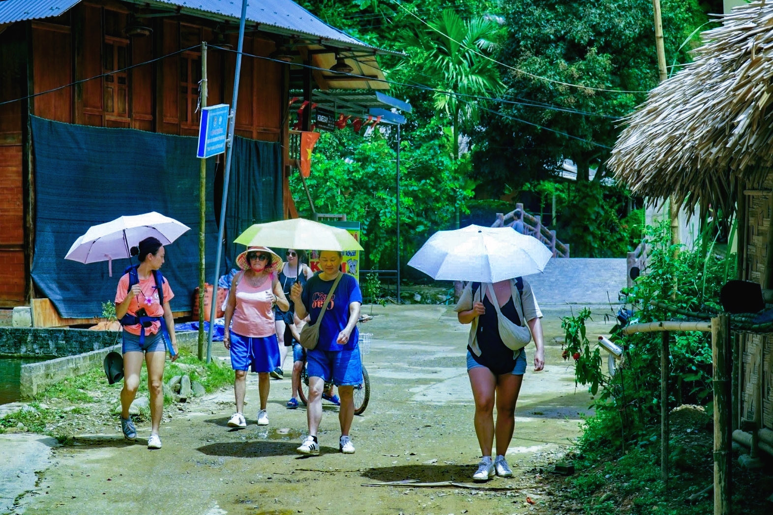 Bản nghèo về đích nông thôn mới nhờ làm du lịch cộng đồng