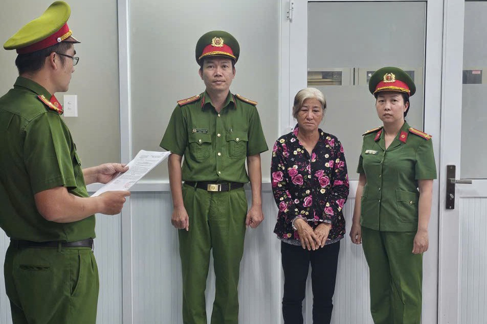 Bắt tạm giam người phụ nữ đổ trái phép hơn 257 tấn chất thải tại TPHCM