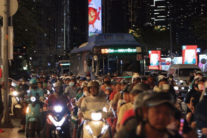 Biển người đổ về trung tâm TPHCM chờ xem pháo hoa năm mới 2026