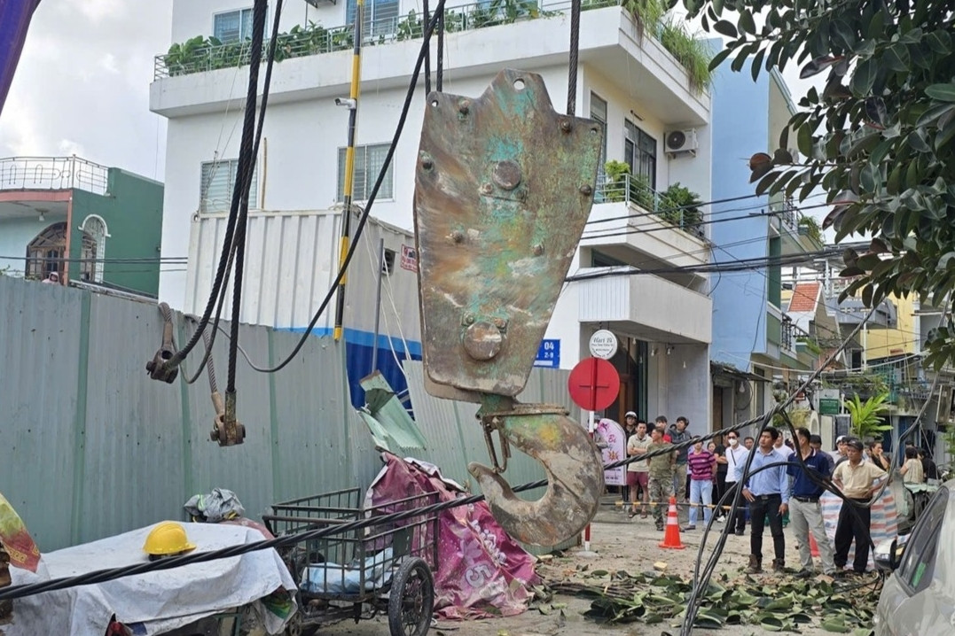 Cần cẩu bất ngờ gãy đổ giữa trung tâm Đà Nẵng