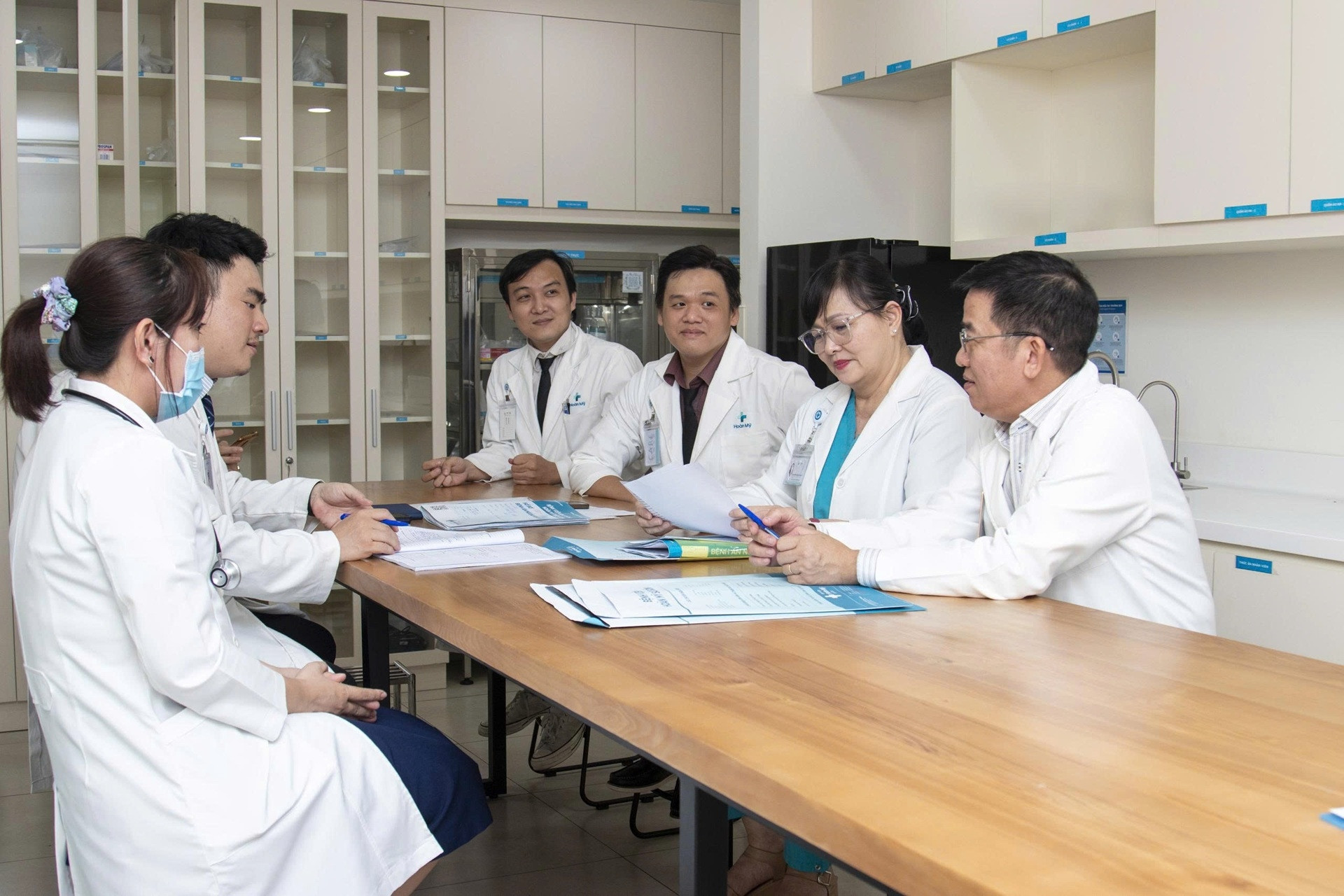 Can thiệp bơm xi măng sinh học giúp cụ bà 100 tuổi đi lại bình thường