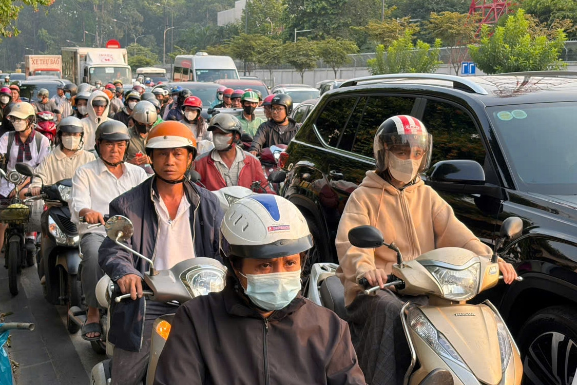  Chiều cuối năm, hàng vạn người dân hối hả rời TPHCM 