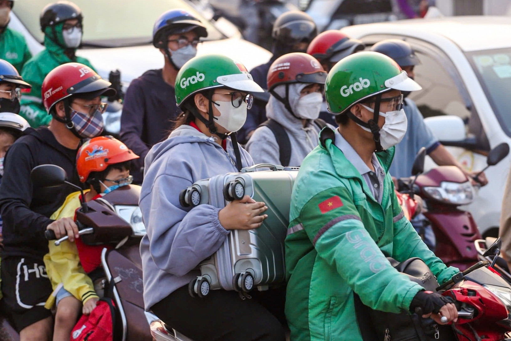 Chiều cuối năm, hàng vạn người dân hối hả rời TPHCM