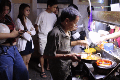 ‘Chú gù Nhà thờ Đức Bà Sài Gòn’ bán món ăn thơm nức, khách xếp hàng chờ mua