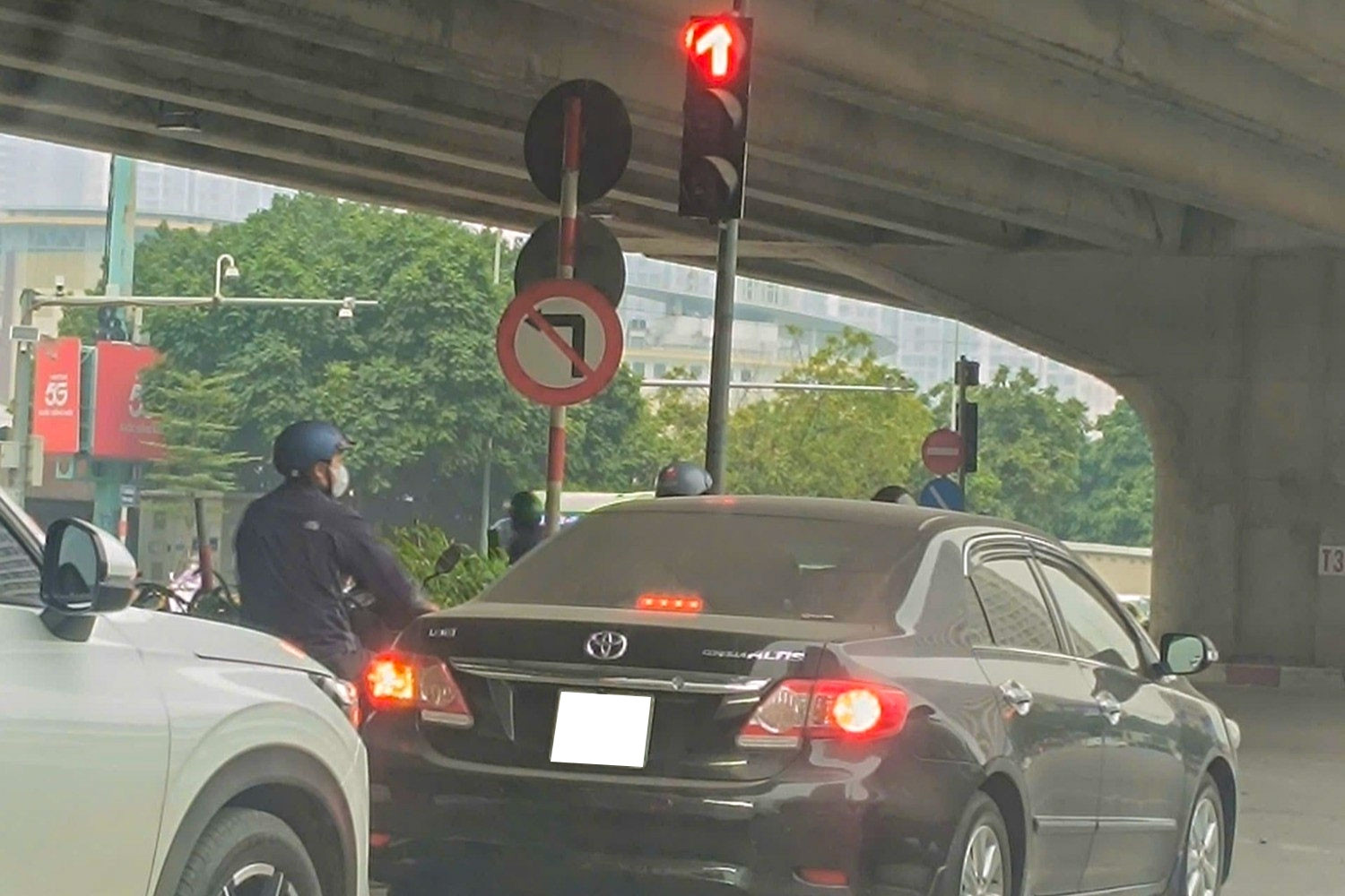 Đèn giao thông mũi tên đi thẳng, xe con có được quay đầu trong tình huống này?