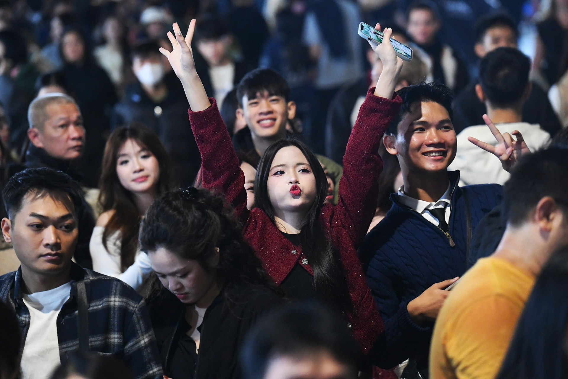 Dòng người nườm nượp đổ về trung tâm Hà Nội, TPHCM đón năm mới 2026