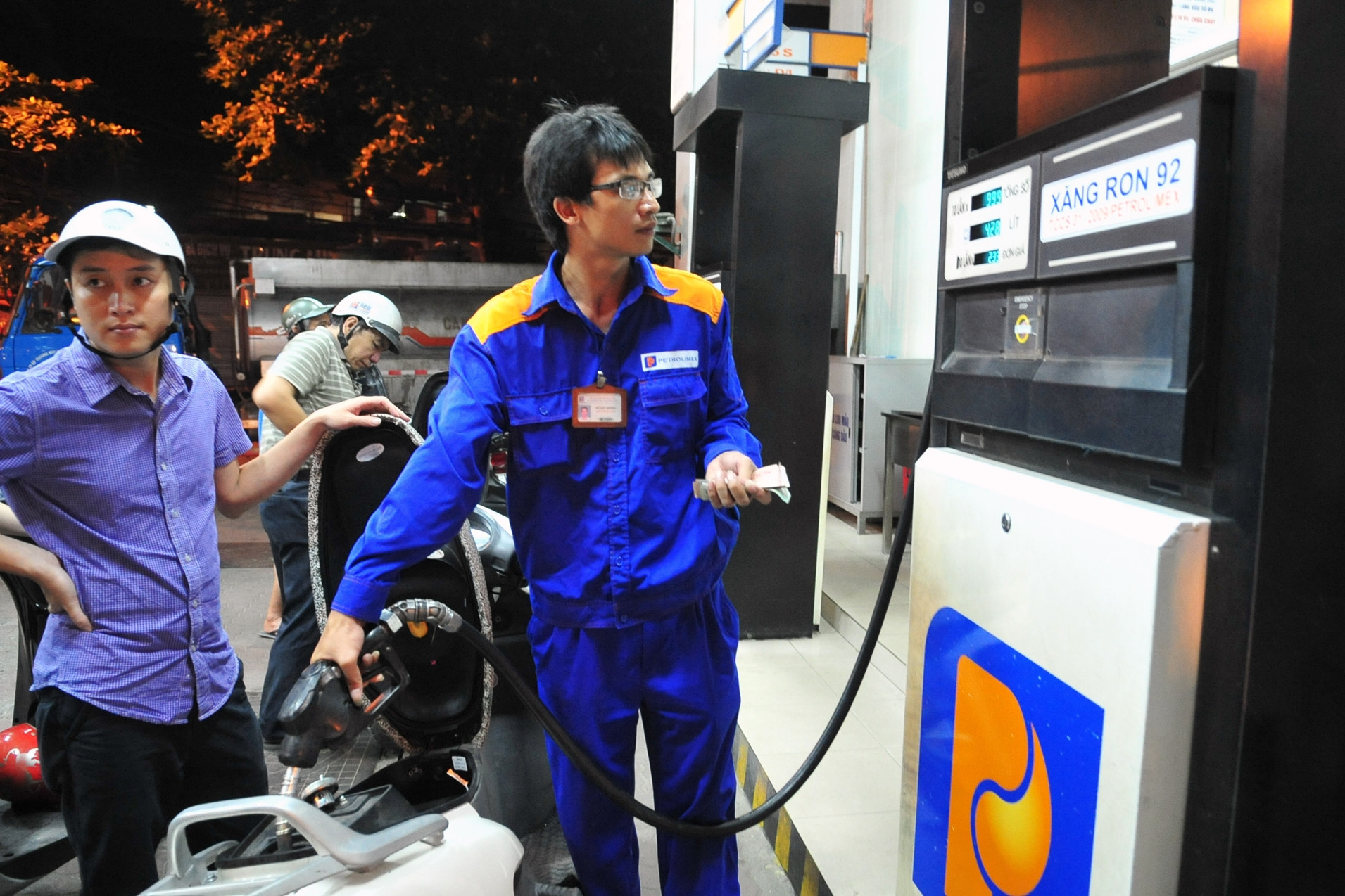 Giá xăng tiếp tục giảm, RON95 xuống dưới 19.000 đồng/lít