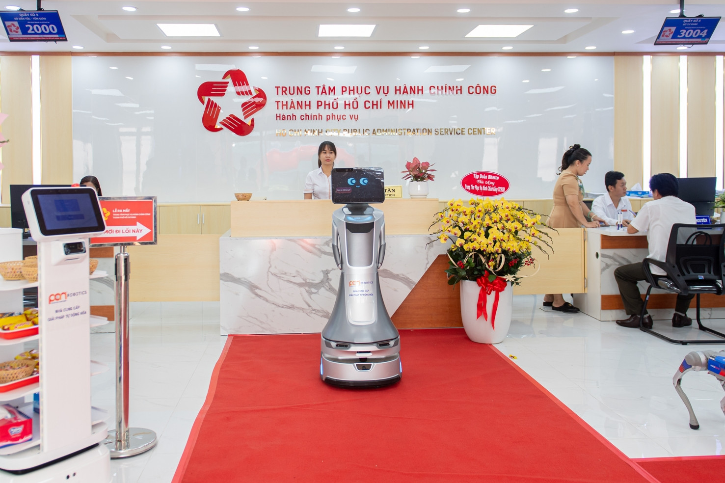 Ngày đầu vận hành 'siêu' Trung tâm Phục vụ hành chính công TPHCM