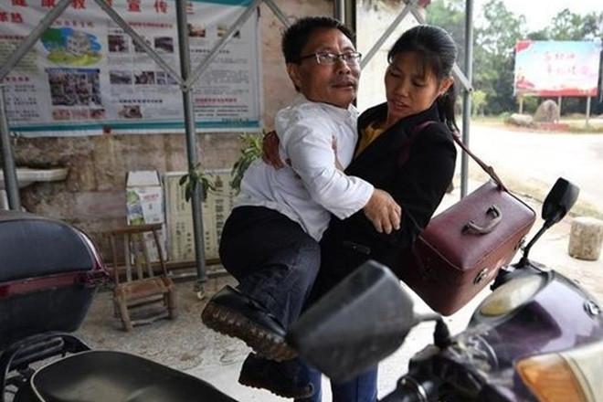 Người đàn ông cao 90cm chăm sóc 2.000 dân làng suốt 36 năm