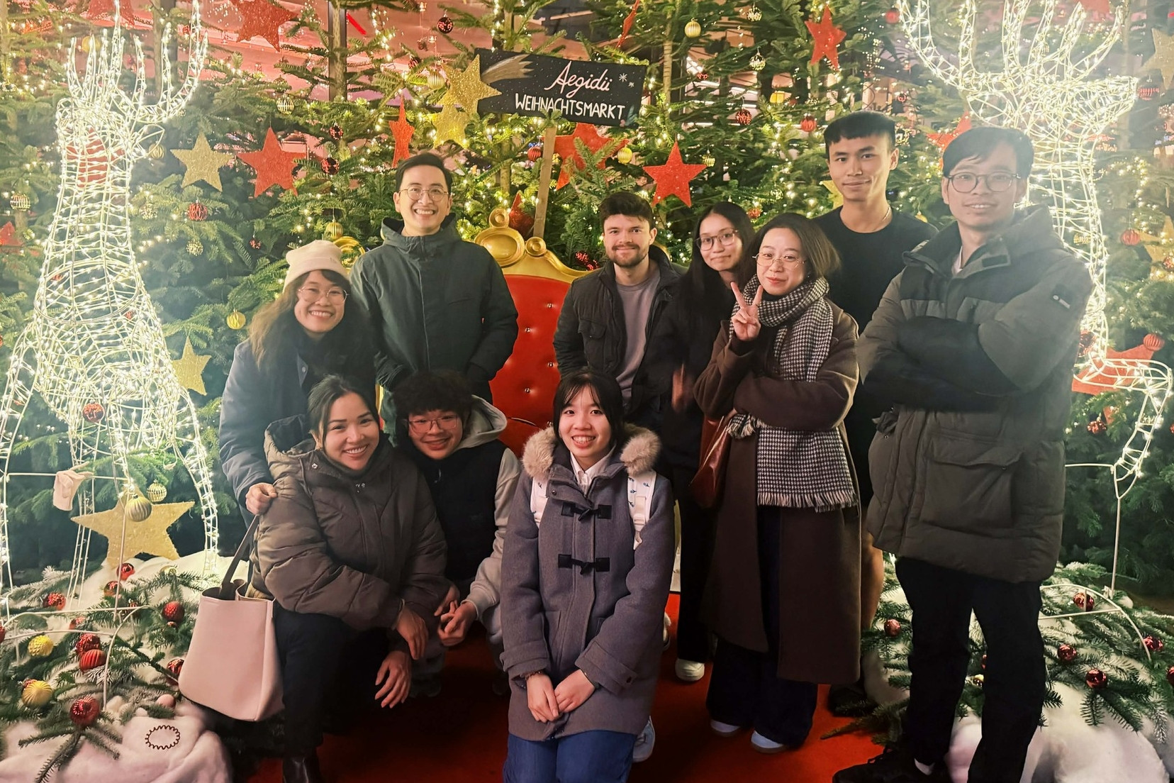 Người Việt đón năm mới ở châu Âu, hào hứng với món ăn cầu may mắn