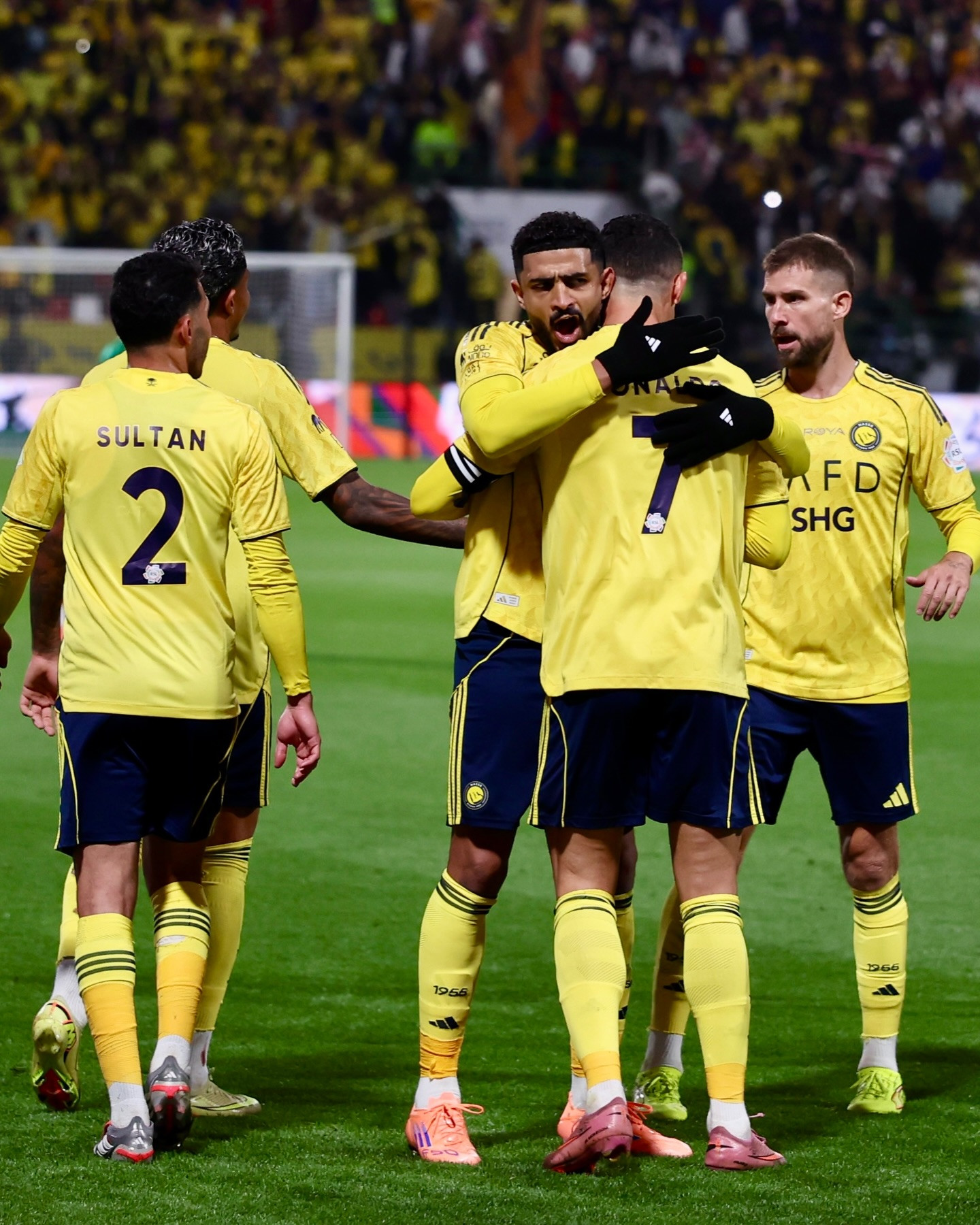 https://static-images.vnncdn.net/vps_images_publish/000001/000003/2025/12/31/ronaldo-al-nassr-106.jpg