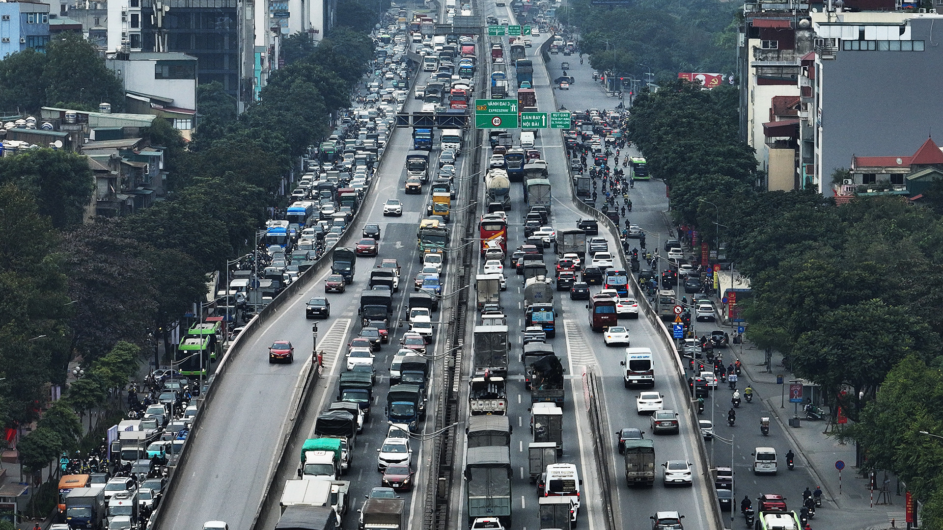 Dòng người ùn ùn rời Hà Nội về quê nghỉ Tết Dương lịch 2026