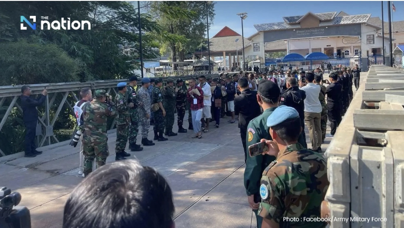 Trao trả binh sĩ Campuchia. Ảnh: The Nation