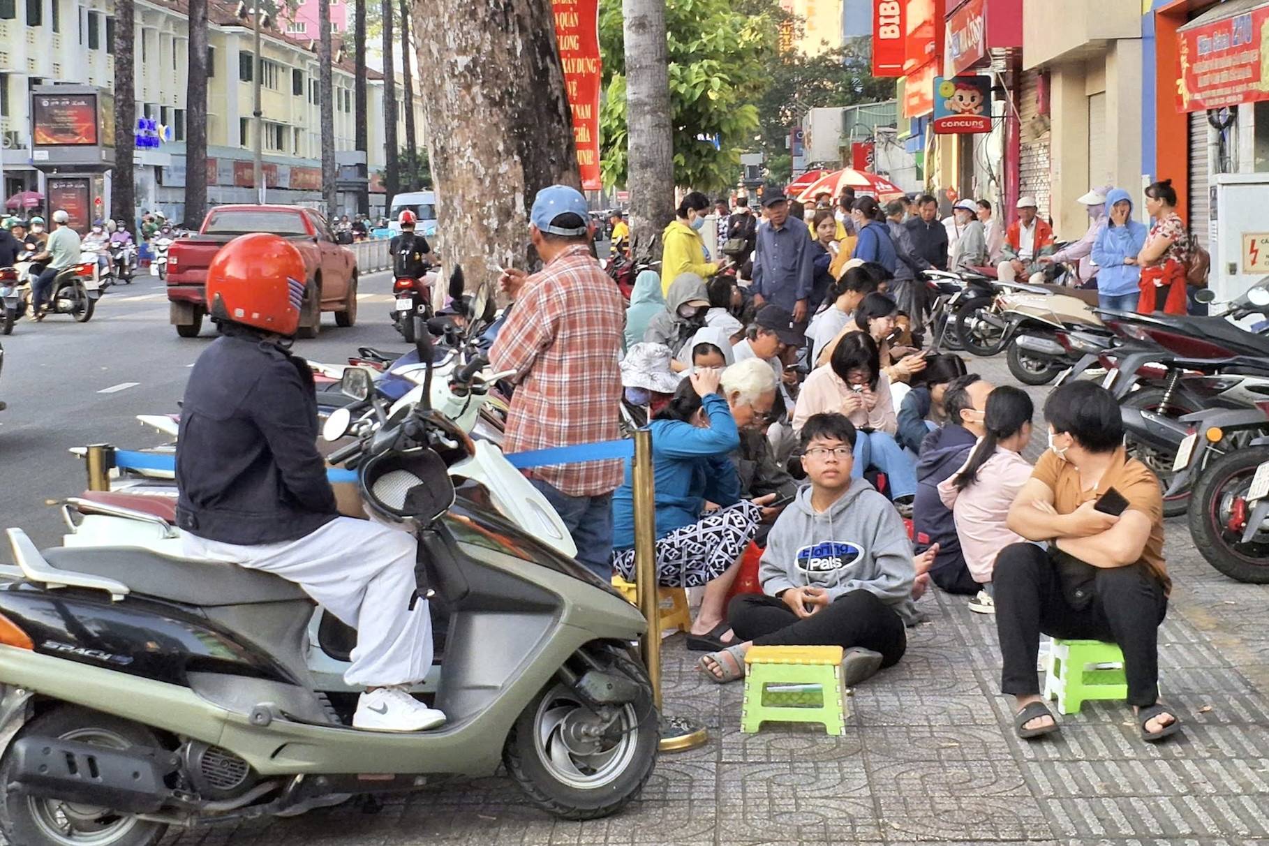 Vàng lao dốc khỏi đỉnh cao, người dân xếp hàng mua từ tờ mờ sáng