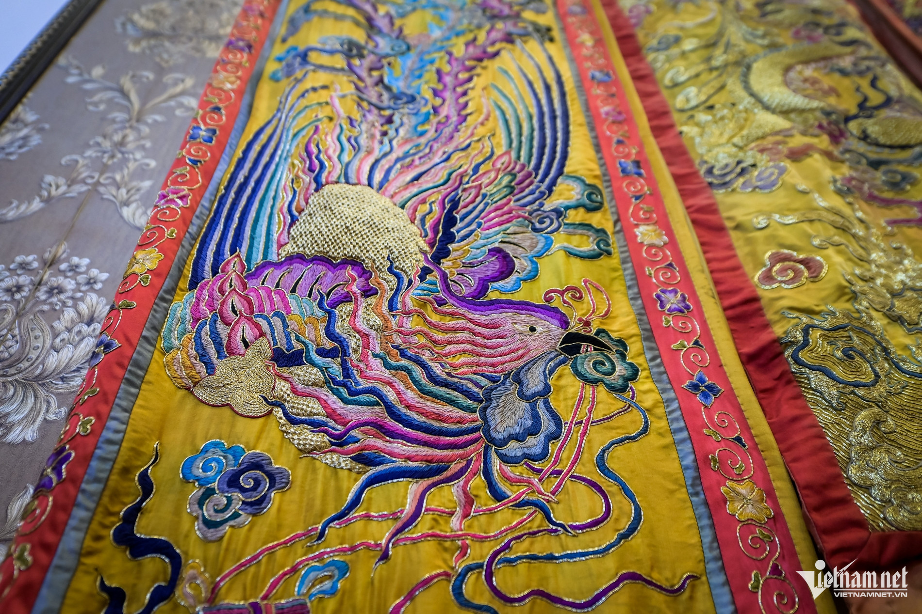 数十億ドンでも買えないほど貴重な、珍しい皇帝の刺繍画のクローズ