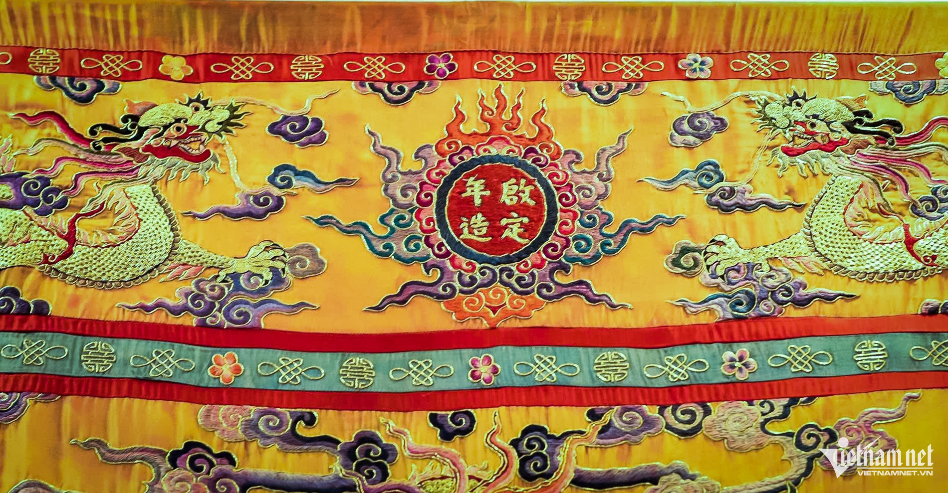 数十億ドンでも買えないほど貴重な、珍しい皇帝の刺繍画のクローズ