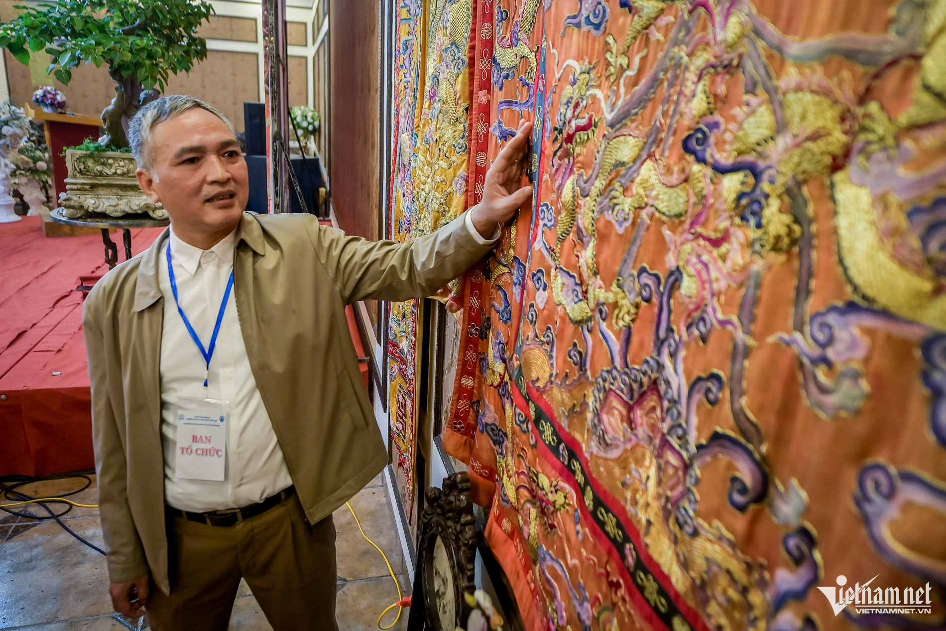 数十億ドンでも買えないほど貴重な、希少な皇帝刺繍絵画のクローズ