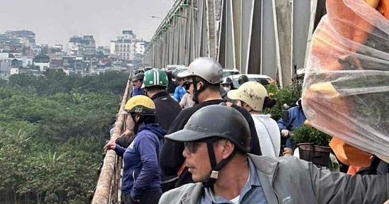 Bản tin chiều 4/12: Người phụ nữ bỏ lại xe máy rồi nhảy cầu Chương Dương