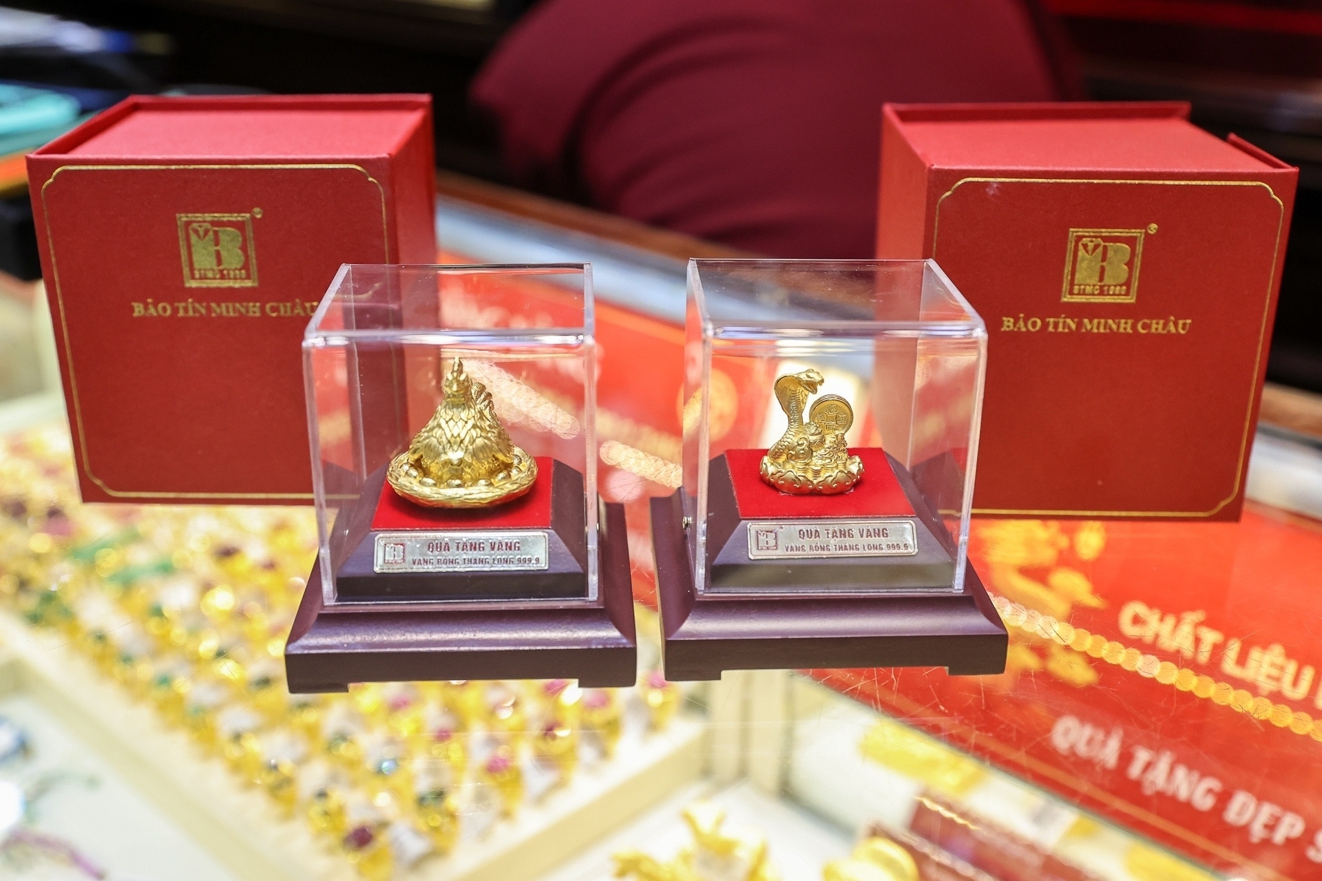 Giá vàng hôm nay 5/12/2025: Nín thở chờ Fed ra tay, vàng SJC và bạc 'bay màu'