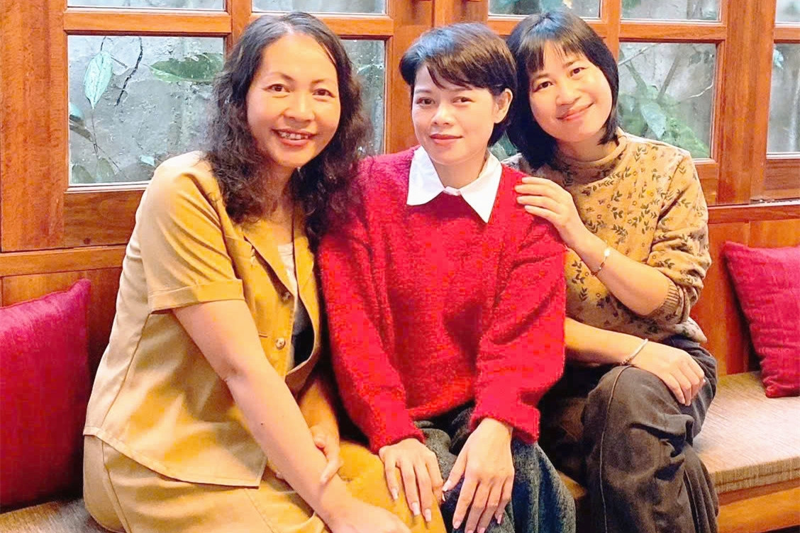 3 nữ họa sĩ từ cao nguyên đất đỏ mang 'hoa xuống phố'