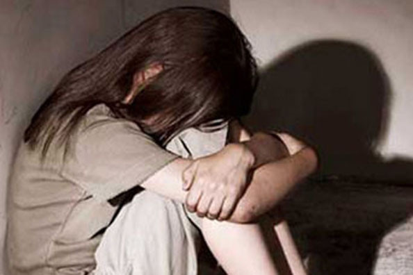 Cháu bé 12 tuổi tự đến công an tố cáo bị cha dượng xâm hại