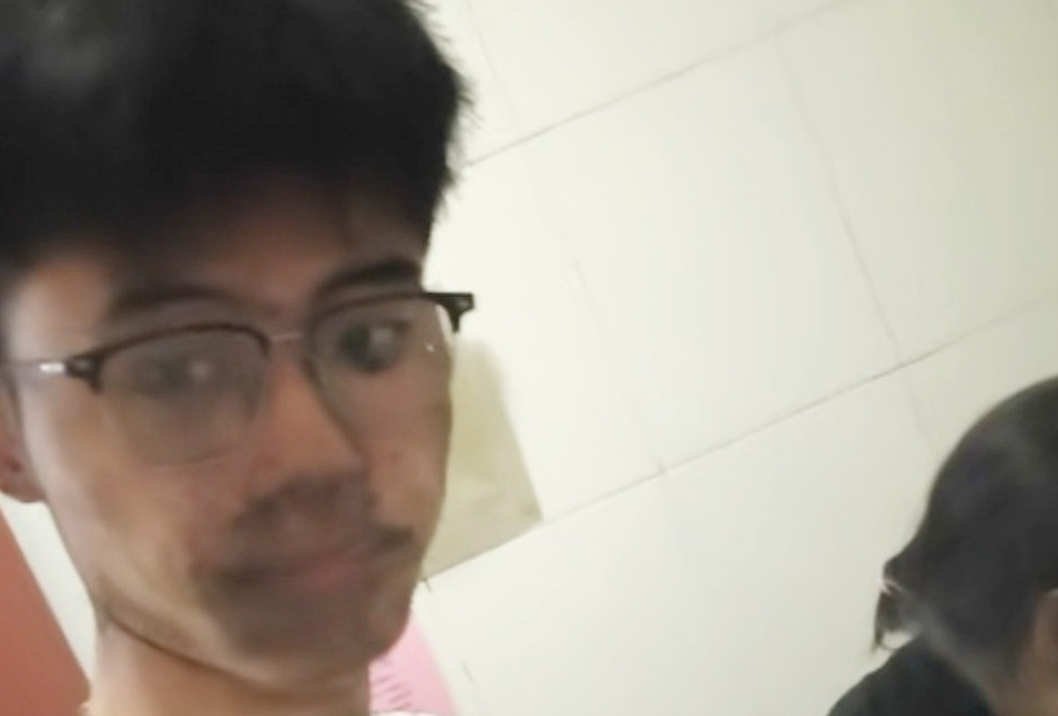 Cháy xe điện dưới tầng hầm, thiếu niên 17 tuổi một tay bế bà thoát khỏi biển lửa