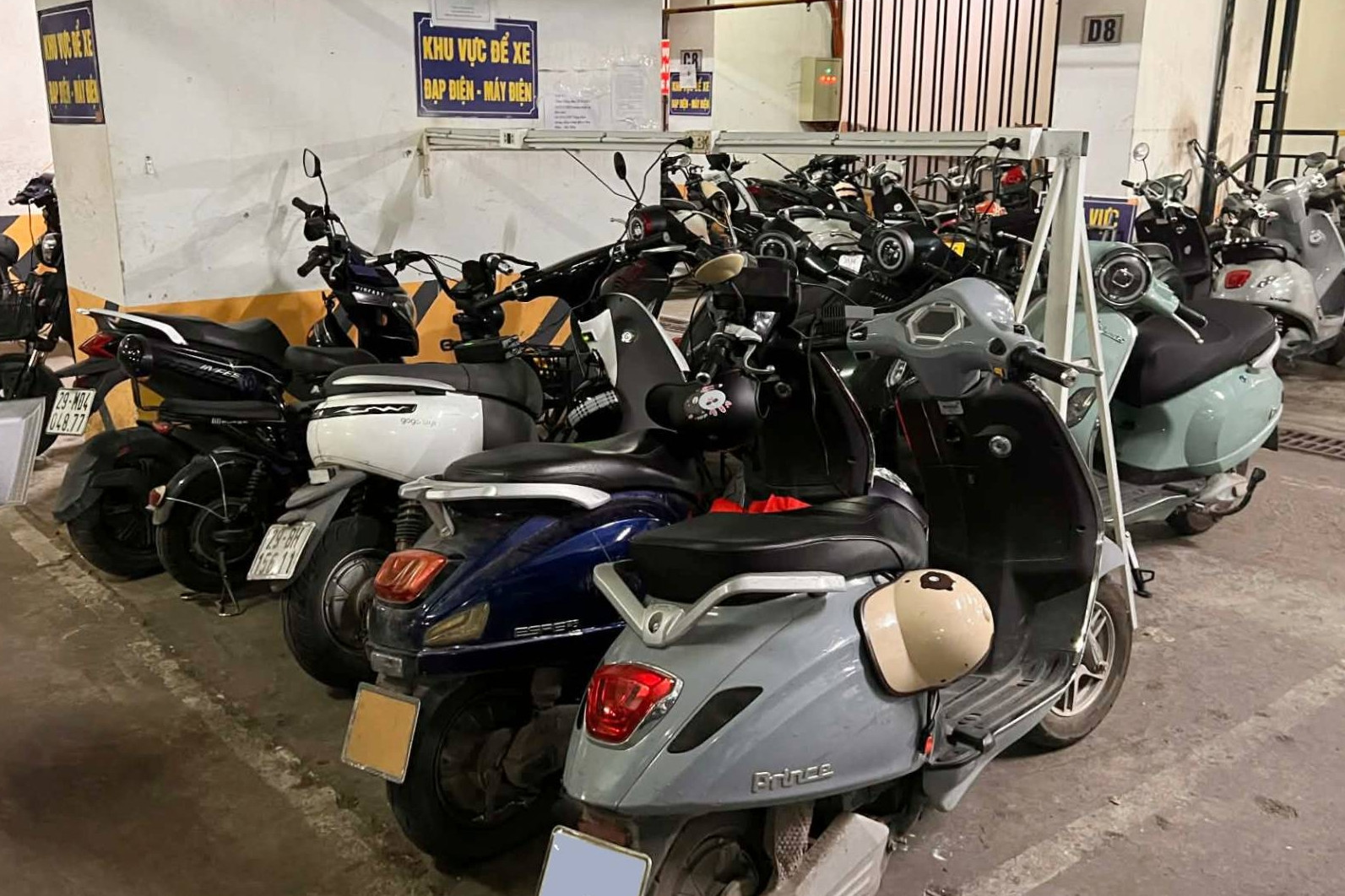 Chung cư cấm để xe điện: Cư dân &apos;rối như tơ vò&apos;