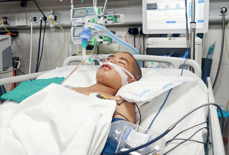 Con trai tai nạn nghiêm trọng, bố mẹ nghèo không lo nổi 10 triệu đồng phẫu thuật